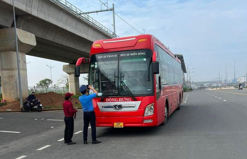 交通監察力量（交通運輸廳所屬）已加強查處「野雞車」和違規車站情況，以確保新東區車站有效營運。
