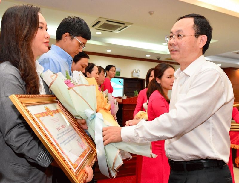 市委副書記阮文孝向各單位頒發獎狀。