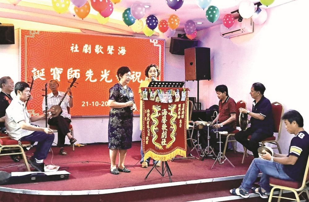 梨園子弟在慶賀華光誕聯歡上演唱。