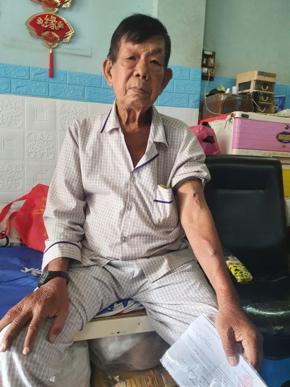 葉文興正等錢入院洗腎。