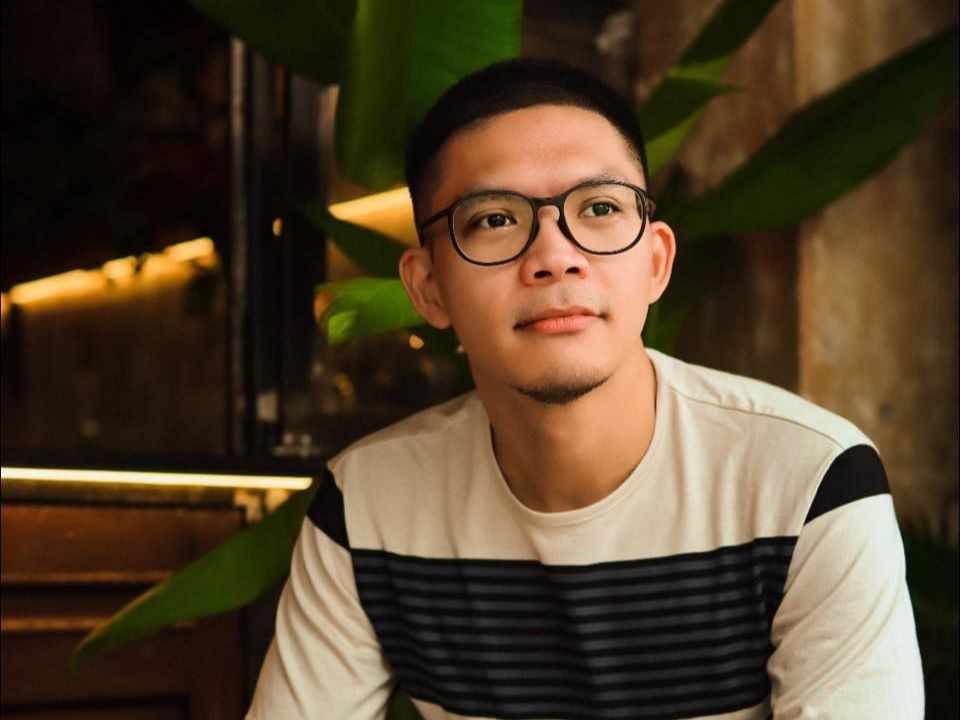 丹尼爾正在胡志明市生活和工作。