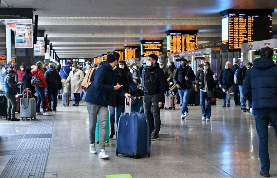 圖為4月1日，旅客走在意大利羅馬特米尼火車站內。（圖：新華社）