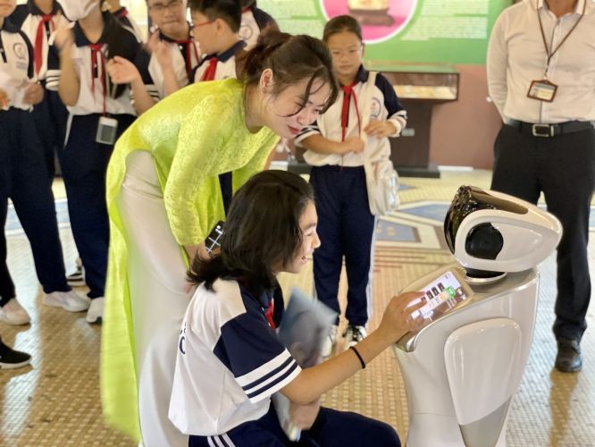 師生首次與機器人教學歷史課十分有趣。