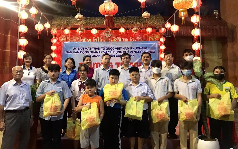 郡、坊領導和會館理事與領取生活費學生留影。