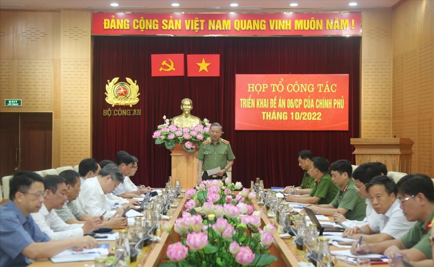 公安部部長蘇霖（中）主持會議。（圖：公安部）