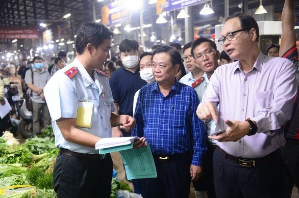 農業與農村發展部部長黎明歡日前凌晨視察平田集散市場。