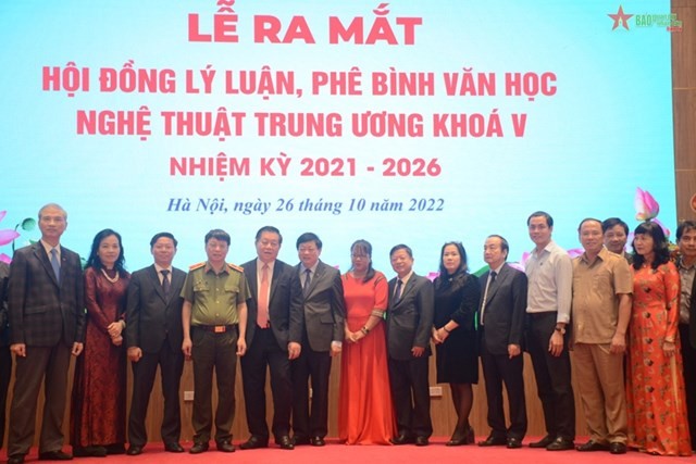 第五屆中央文學藝術理論與批評委員會全體成員亮相。（圖：人民軍隊報）