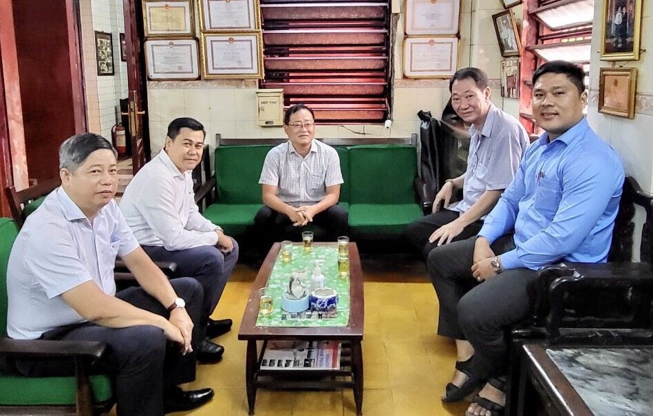 第十一郡委書記參訪華人旅遊景點 ảnh 1