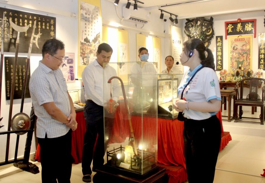 張國倫書記（左一）參觀“勝義傳承閣”。