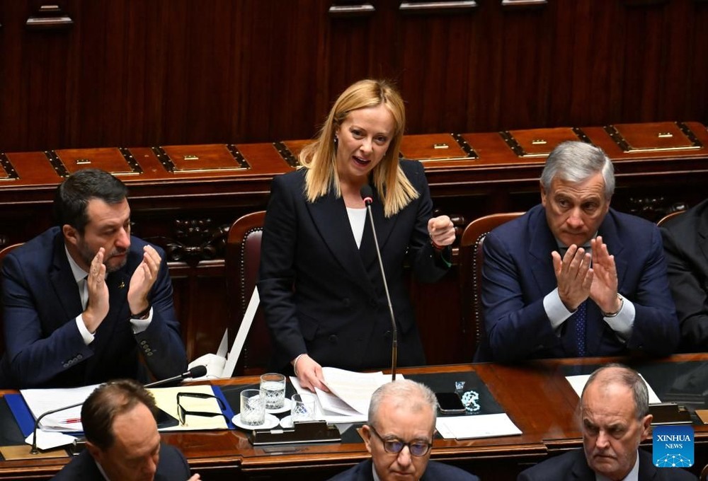 10月25日，意大利總理梅洛尼(中)在位於羅馬的眾議院發表講話。（圖：新華社）