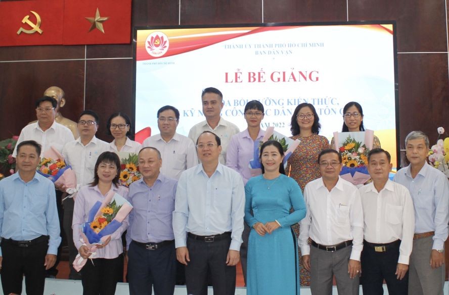 市委副書記阮胡海(前排右五）祝賀模範學員。