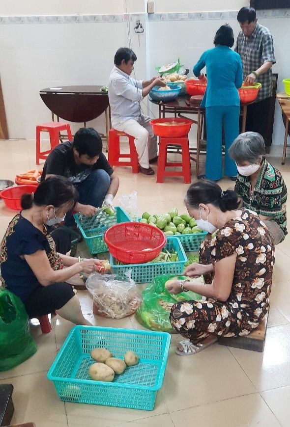 義工們用愛心做出每一份慈善餐給貧困者。