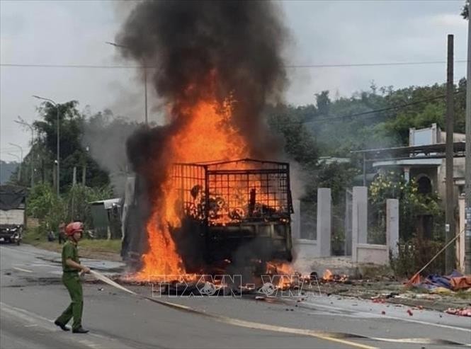 載運慈善物品卡車途中失火