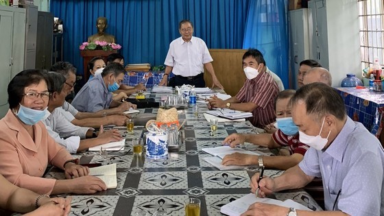 守德市協平福坊第四街區黨支部開會，開展黨支部建設與黨員發展工作。