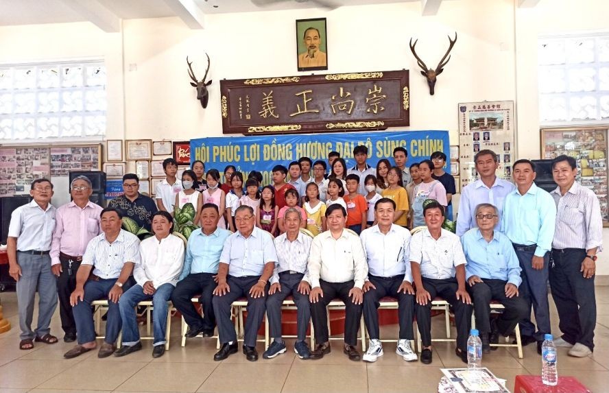 領獎學生與來賓、理事同仁合照。