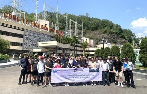 澳大利亞大學生在和平水電廠合影留念。