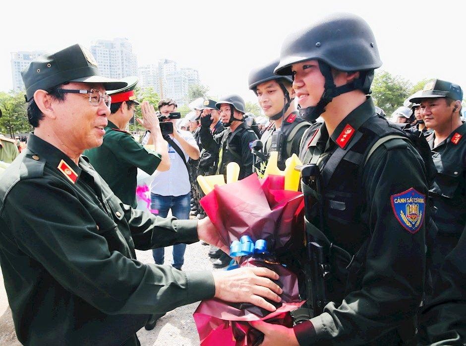 市委書記阮文年送花勉勵參與演習的武裝力量。