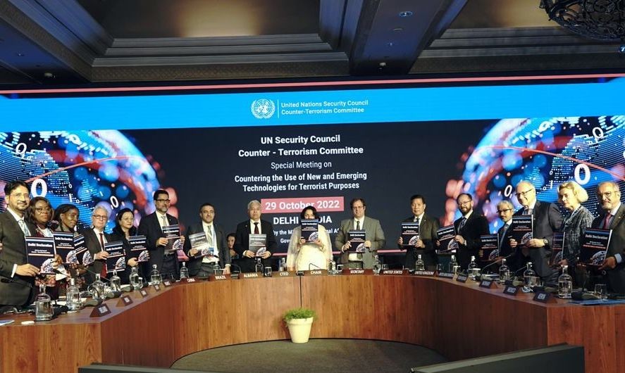 聯合國安理會反恐怖主義委員會成員手舉《德里宣言》。（圖：聯合國）