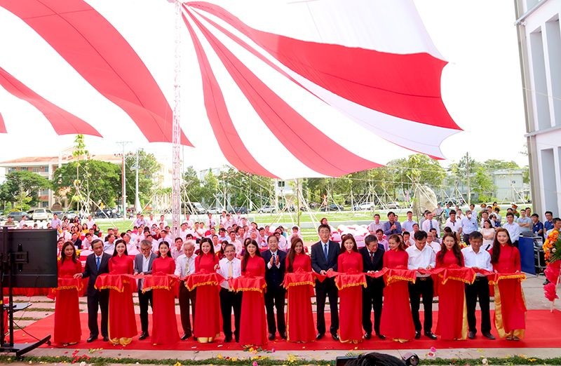 芹苴大學“高新技術大廈”工程落成剪綵儀式。（圖：芹苴大學））