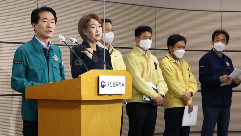 10月31日，在中央政府世宗辦公大樓，行政安全部災害安全管理本部長金星鎬（左一）發布踩踏事故補助方案。（圖：韓聯社）