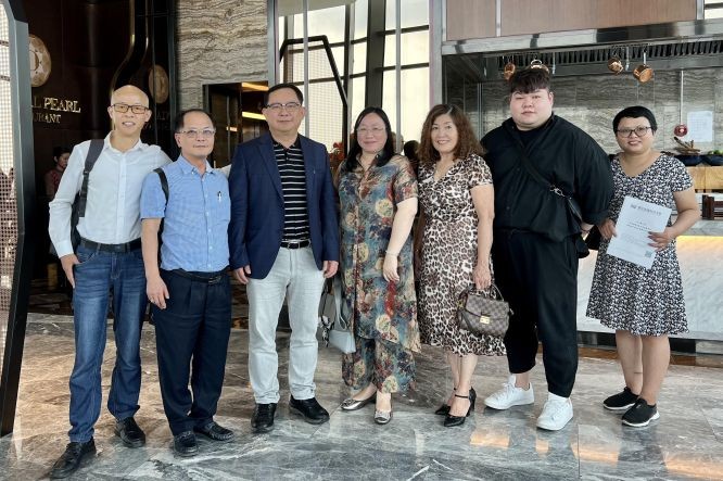 李慶章博士（左三）與學生留影。