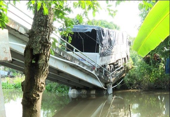 15噸卡車壓垮限載5噸橋樑  ​