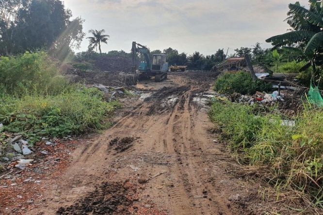 環市二路項目施工場地因長時間停工而泥濘滿布。