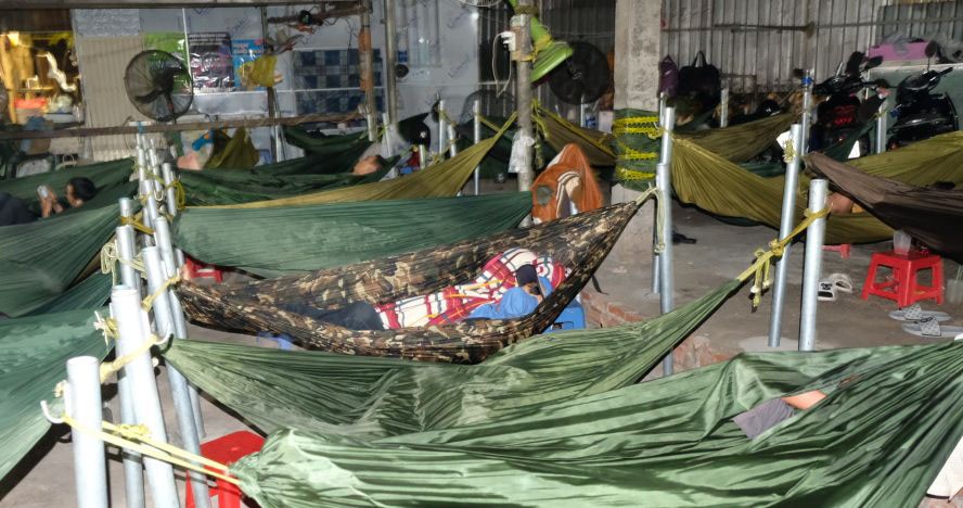 用鐵柱掛吊床沒有發出吱吱咯咯的聲音。