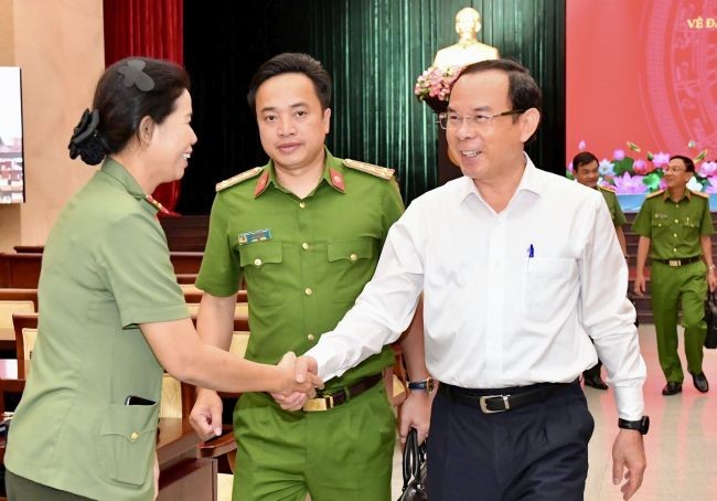 市委書記阮文年與各代表交談。