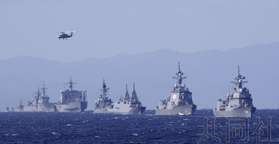 11月6日上午，世界12個國家的海軍和日本海上自衛隊等參加的“國際閱艦式”在神奈川縣近海的相模灣舉行，艦艇列隊航行。圖中最右邊的是護衛艦“朝日”號。（圖：共同社）