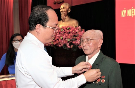 本市向高齡黨員頒授黨齡紀念章