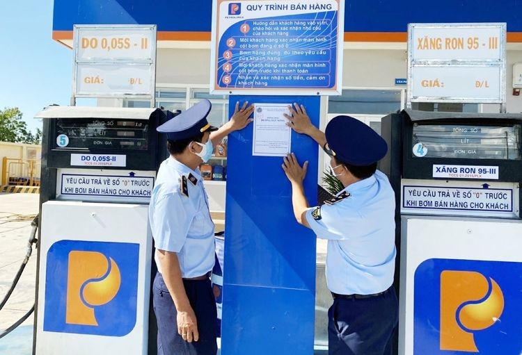 有關部門檢查加油站的活動。（圖：慧明）