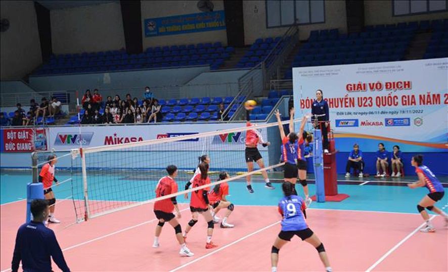 東道主達樂隊（紅衣）與本市排球隊比賽一幕。（圖：越通社）