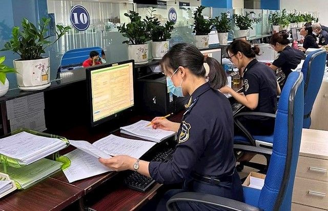 海關人員在新山一國際機場海關分局辦理貨品進口報關單。（圖：hcmcpv.org.vn）