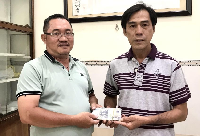 雙龍慈善組副組長羅展明(左)將首期款項移交淩欽廷副董事長。