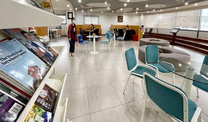 蓮花大學圖書館的自習區擺放著很多不同風格的桌椅供學生選擇。