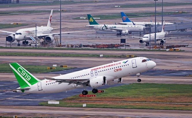 一架 C919客機正在起飛。（圖：互聯網）