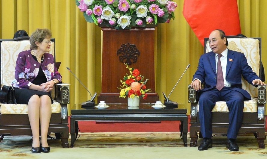 國家主席阮春福與南澳大利亞洲總督弗朗西斯‧亞當森交談。