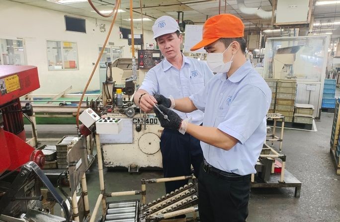 越南Mtex有限責任和公司黨支部書記鄧明山（左）與黨員交換意見。