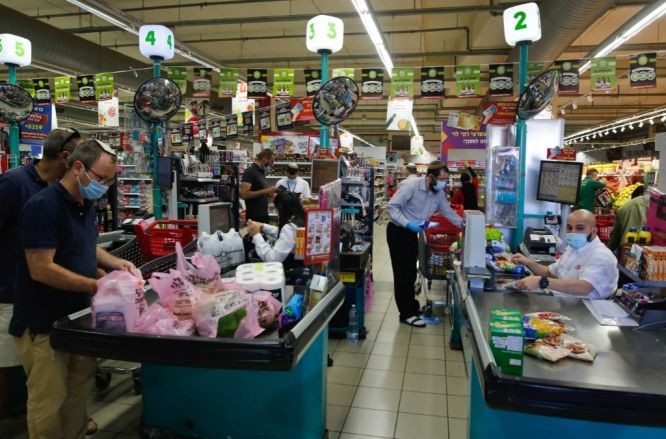 消費者在以色列莫迪恩一家超市購物。
