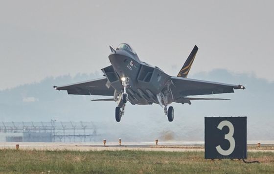 11月10日，韓國自研超音速戰鬥機“獵鷹”（KF-21）二號原型機首飛成功。（圖：韓聯社）