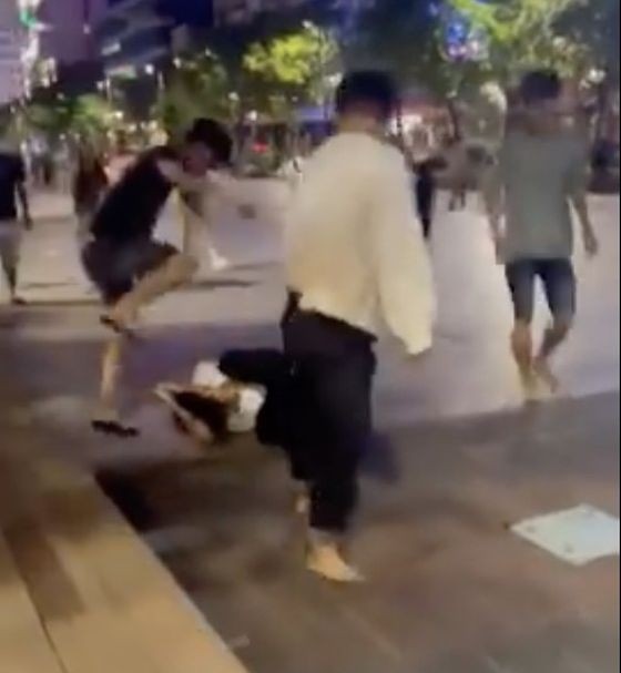 ７名毆打青年攤販被扣押