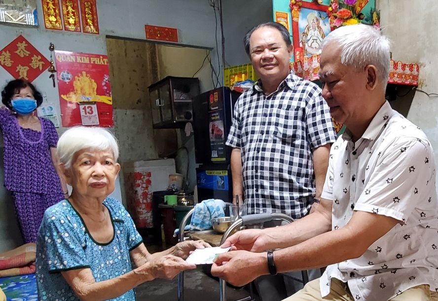 徐有燦與繼開正副理事長向大娘致送關懷。