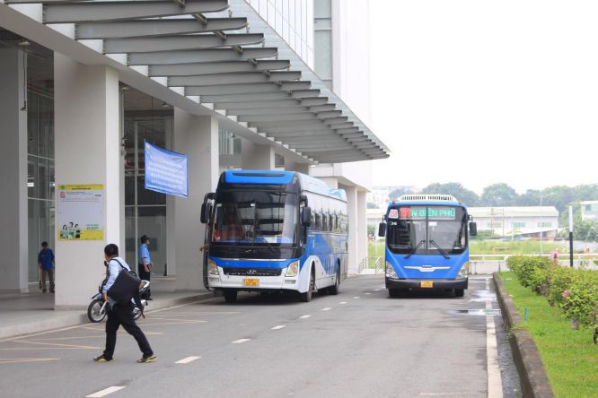 新巴士線為新舊東區車站雙向往來的乘客免費服務。（圖：劉緣）