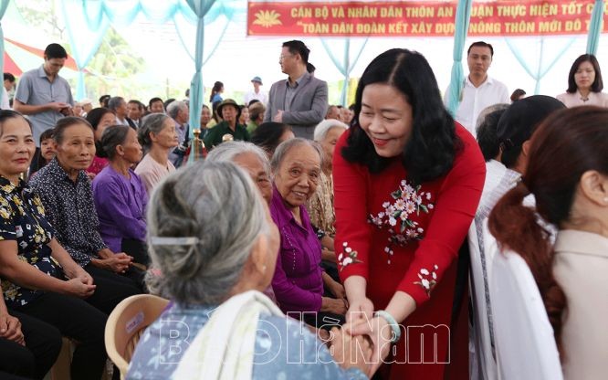 中央民運部部長裴氏明懷（紅衣）在盛會上向長者問候致意。（圖：河南報）
