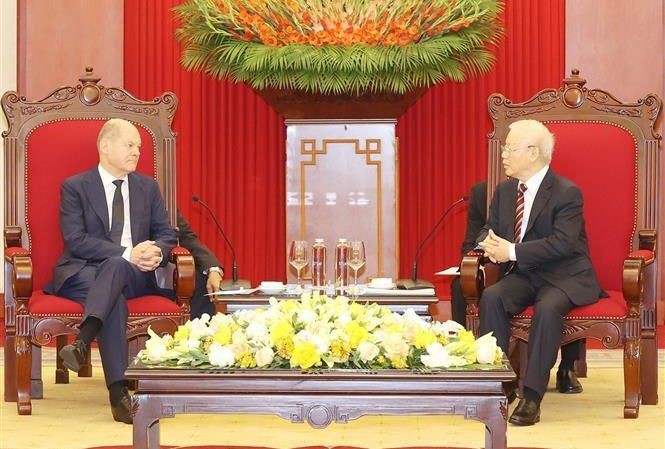 黨中央總書記阮富仲（右）會見德國總理奧拉夫•朔爾茨。（圖：越通社）