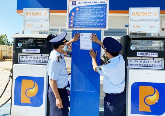 本市市場管理局按照工商部指導對若干加油站進行檢查。