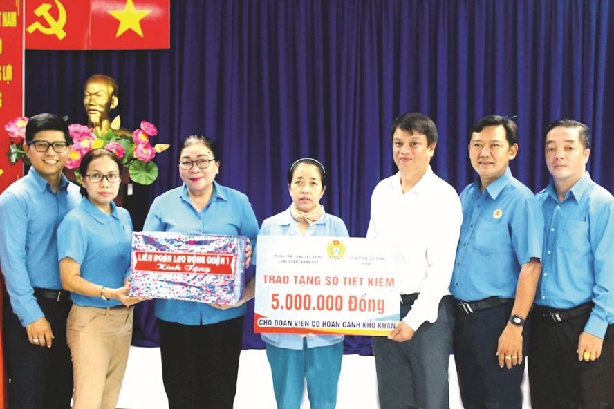 市工會基層社會工作中心向清貧工會會員送存摺。