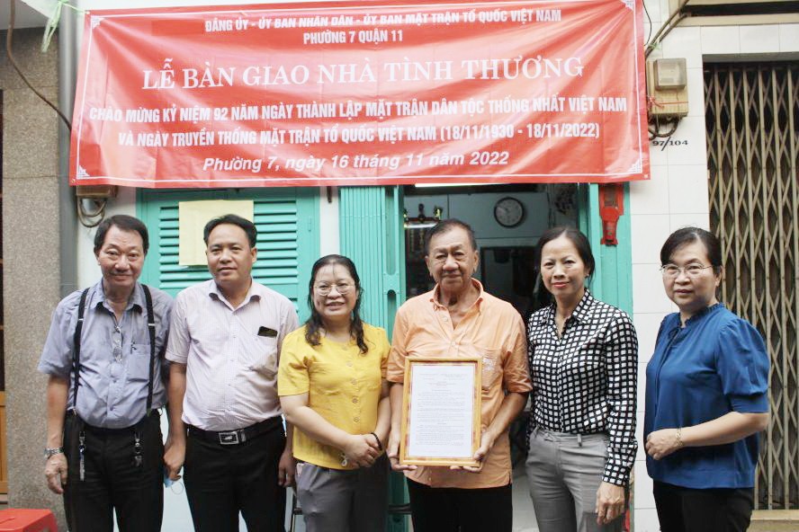 地方領導與茶山慶雲南院住持周華邦(左一)向華人戶移交修繕“溫情屋”工程。