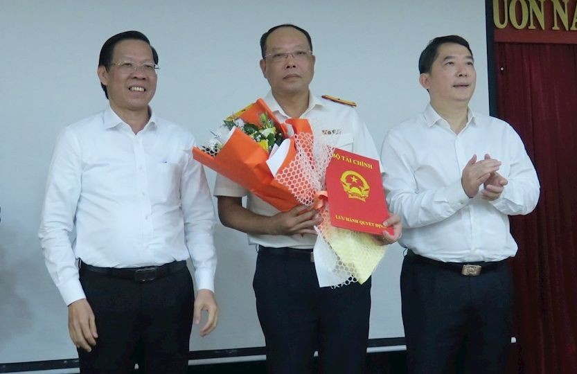 武春百（中）同志與市領導合影。（圖：市黨部新聞網）